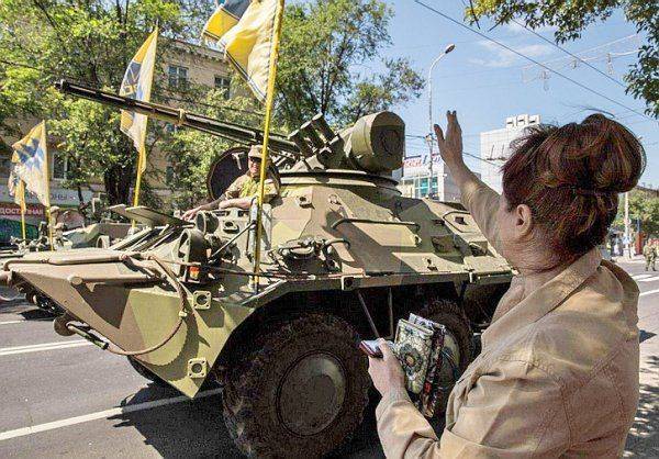 В Мариуполе прошел парад под нацистскими свастиками  В Мариуполе прошел парад под нацистскими свастиками