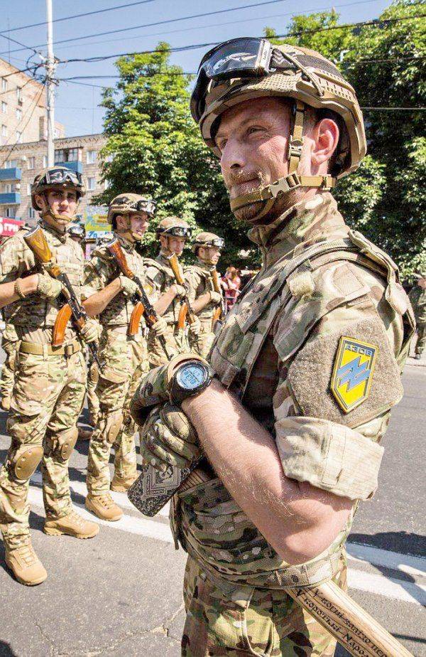 В Мариуполе прошел парад под нацистскими свастиками  В Мариуполе прошел парад под нацистскими свастиками