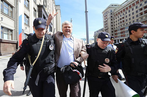 «Яблочко» с гнильцой: зачем Явлинский призвал россиян к «демилитаризации» «Яблочко» с гнильцой: зачем Явлинский призвал россиян к «демилитаризации»