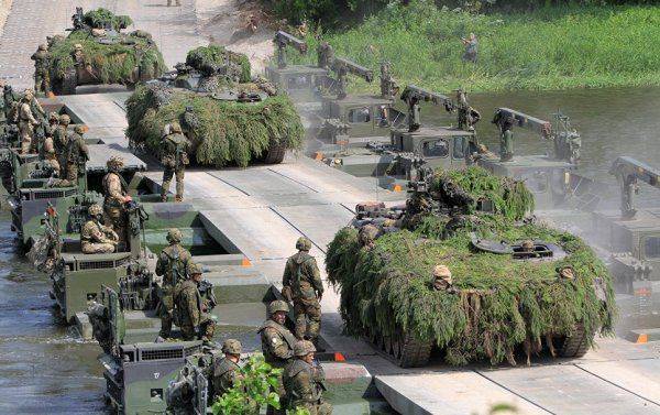 Почему "железные волки" из США оскверняют здание МВД Литвы и давят девушек Почему "железные волки" из США оскверняют здание МВД Литвы и давят девушек