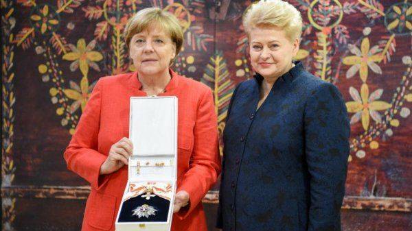 Хотим больше батальонов: Грибаускайте наградила Меркель высшей государственной наградой Литвы Хотим больше батальонов: Грибаускайте наградила Меркель высшей государственной наградой Литвы