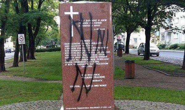 В Гданьске осквернили памятник жертвам УПА В Гданьске осквернили памятник жертвам УПА