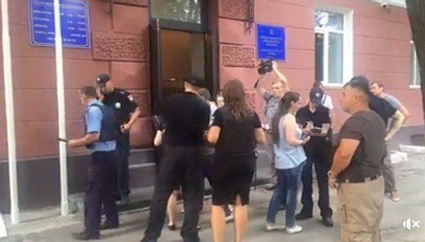 Сотрудники офиса Порошенко вызвали полицию, испугавшись штурма меджлисовцами Сотрудники офиса Порошенко вызвали полицию, испугавшись штурма меджлисовцами