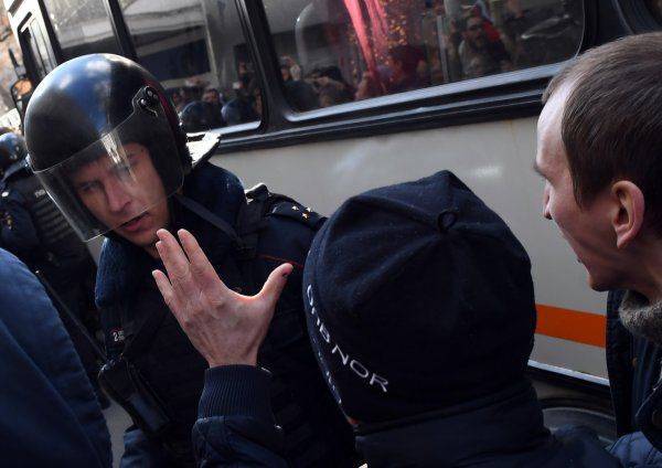 Бросившего кирпич в бойца ОМОНа на акции протеста приговорили к 2,5 года тюрьмы Бросившего кирпич в бойца ОМОНа на акции протеста приговорили к 2,5 года тюрьмы