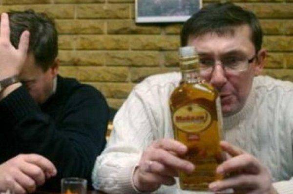 Сеанс самокритики: «вечно молодой, вечно пьяный» прокурор Луценко признался, что Украину губит выпивка без закуски  Сеанс самокритики: «вечно молодой, вечно пьяный» прокурор Луценко признался, что Украину губит выпивка без закуски