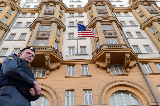 HuffPost: Русские заставили дипломатов США мыть туалеты посольства HuffPost: Русские заставили дипломатов США мыть туалеты посольства