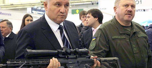У Авакова хотят разрешить украинцам поездки в Крым с оружием в руках У Авакова хотят разрешить украинцам поездки в Крым с оружием в руках