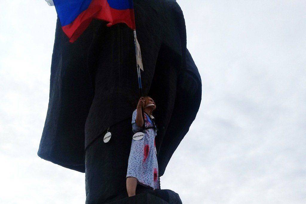 Окровавленная девушка приковала себя в центре Новосибирска, отметив День флага Окровавленная девушка приковала себя в центре Новосибирска, отметив День флага