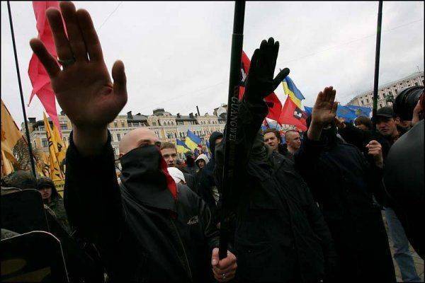 Украинский маразм: во Львове при собеседовании на госслужбу требуют спеть песню УПА Украинский маразм: во Львове при собеседовании на госслужбу требуют спеть песню УПА