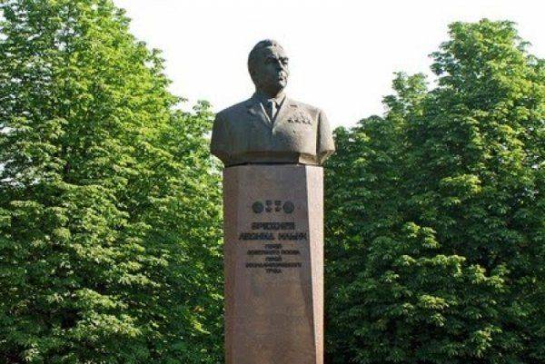 Декоммунизаторы требуют снести памятник Брежневу в Днепродзержинске Декоммунизаторы требуют снести памятник Брежневу в Днепродзержинске