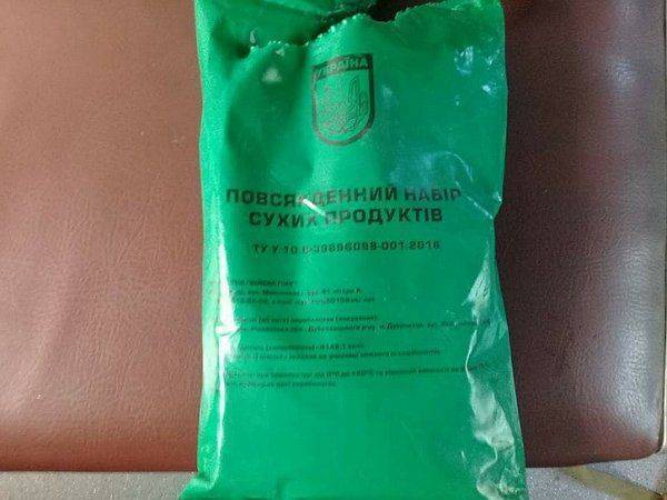 Порошенко накормил боевиков АТО консервами из свиной шкуры с гнильцой Порошенко накормил боевиков АТО консервами из свиной шкуры с гнильцой