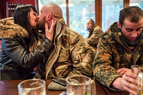 В Старобельске пьяные каратели избили посетителя кафе, не захотевшего кричать «Слава Украине» В Старобельске пьяные каратели избили посетителя кафе, не захотевшего кричать «Слава Украине»