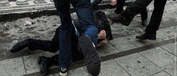 В Киеве подругу известного неонациста избили за «Слава Украине» В Киеве подругу известного неонациста избили за «Слава Украине»