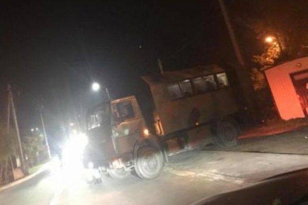 Спецоперация «спасти Козла»: к имению гаранта выдвинулись военные и бронетехника Спецоперация «спасти Козла»: к имению гаранта выдвинулись военные и бронетехника