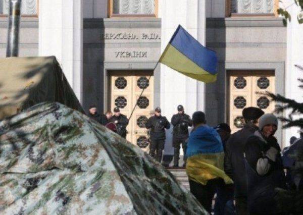 Ирина Геращенко боится мирных митингующих: «нас обыскивают вооруженные бандформирования! Аваков, звони в полицию!» Ирина Геращенко боится мирных митингующих: «нас обыскивают вооруженные бандформирования! Аваков, звони в полицию!»