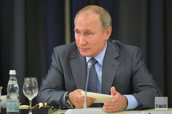 Путин подписал закон о СМИ-иноагентах Путин подписал закон о СМИ-иноагентах