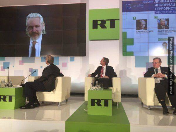 Между молотом и наковальней: Google сменил свою позицию по RT после письма из Роскомнадзора Между молотом и наковальней: Google сменил свою позицию по RT после письма из Роскомнадзора