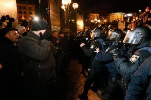 Боевиков «Донбасса» прессуют в центре Киева Боевиков «Донбасса» прессуют в центре Киева