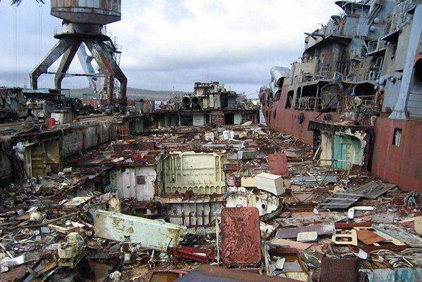 Последний причал: Мощь и гордость российского флота в 1990-е распилили на куски Последний причал: Мощь и гордость российского флота в 1990-е распилили на куски