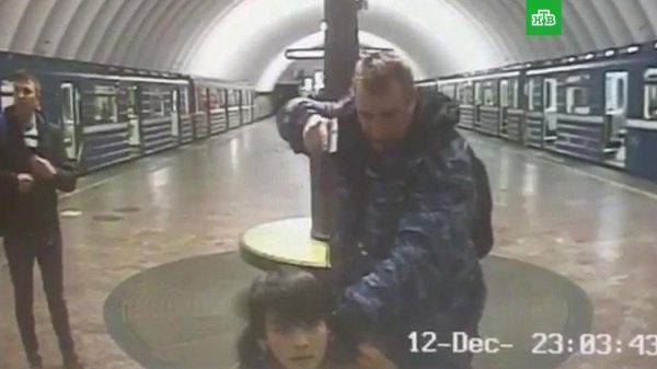 В Петербурге пьяный сотрудник метро поставил пассажира на колени и полчаса угрожал ему пистолетом