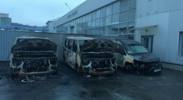 В Киеве сожгли три машины "муниципальной полиции", где служат бандеровцы из С-14 В Киеве сожгли три машины "муниципальной полиции", где служат бандеровцы из С-14