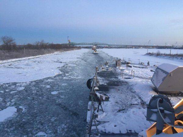 Новейший корабль US NAVY вмёрз в лёд Канады