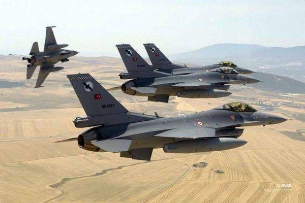 Турция бомбит Манбидж, где размещён спецназ США