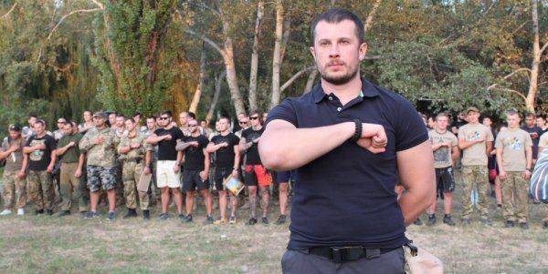 Штурмовики-нацисты – новая украинская власть Штурмовики-нацисты – новая украинская власть