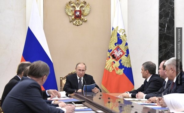 Владимир Путин обсудил ситуацию на Украине и в Сирии с членами Совбеза РФ Владимир Путин обсудил ситуацию на Украине и в Сирии с членами Совбеза РФ
