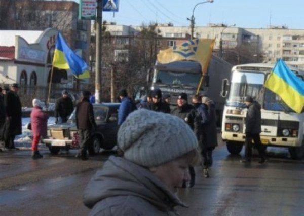 Жители Смелы заблокировали магистрали и железную дорогу. Город отключен от отопления Жители Смелы заблокировали магистрали и железную дорогу. Город отключен от отопления