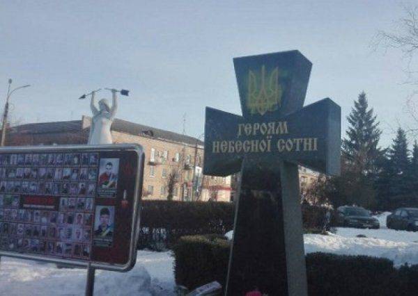 Майданопад: в Черкасской области изувечили очередной памятник «Небесной сотне» Майданопад: в Черкасской области изувечили очередной памятник «Небесной сотне»