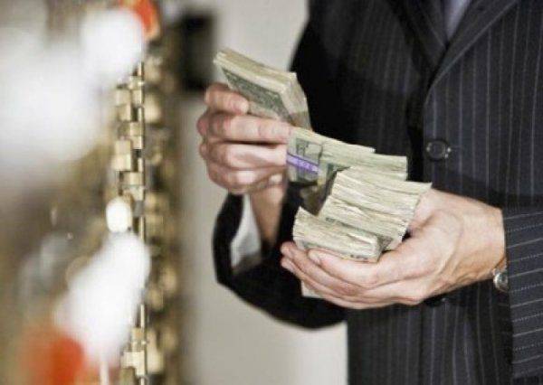 Из Украины бегут иностранные инвесторы, приток долларов сократился на треть Из Украины бегут иностранные инвесторы, приток долларов сократился на треть