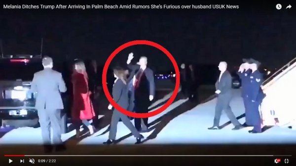 Одинокий Дональд Трамп, с которым отказалась фотографироваться супруга, попал на видео Одинокий Дональд Трамп, с которым отказалась фотографироваться супруга, попал на видео