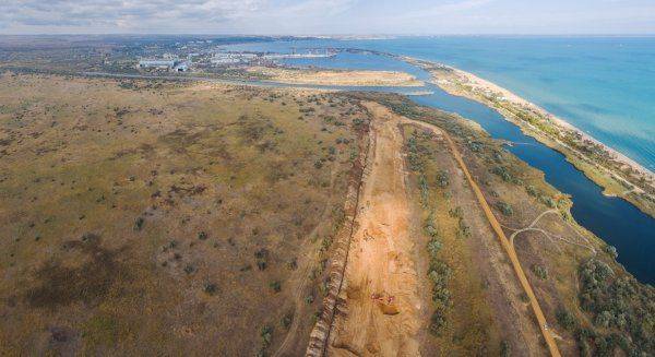В Керчи производится добыча песка с дамбы, наполненной токсичными отходами В Керчи производится добыча песка с дамбы, наполненной токсичными отходами