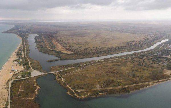 В Керчи производится добыча песка с дамбы, наполненной токсичными отходами В Керчи производится добыча песка с дамбы, наполненной токсичными отходами