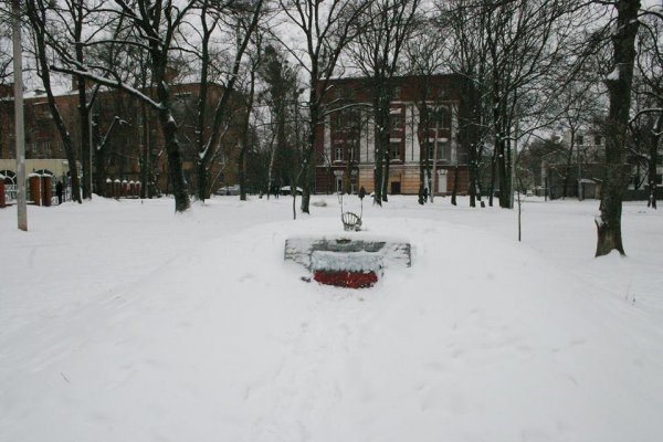 В Харькове памятник УПА перекрасили в цвета польского флага В Харькове памятник УПА перекрасили в цвета польского флага