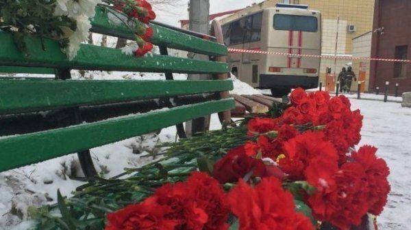 Мемориалы по жертвам пожара в Кемерово возникают по всей стране Мемориалы по жертвам пожара в Кемерово возникают по всей стране