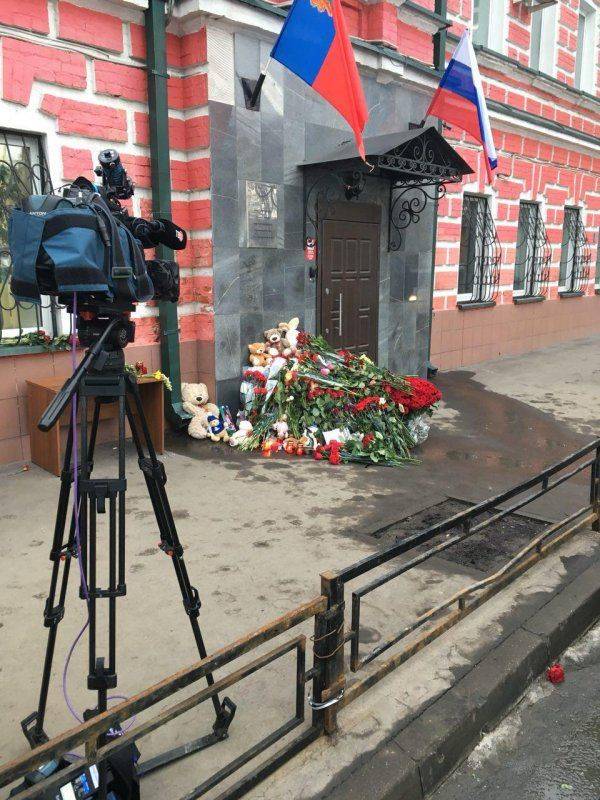 Мемориалы по жертвам пожара в Кемерово возникают по всей стране Мемориалы по жертвам пожара в Кемерово возникают по всей стране