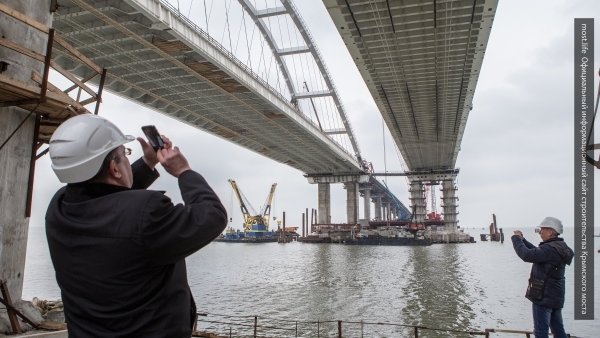 На Крымском мосту закончили установку аэродинамических обтекателей На Крымском мосту закончили установку аэродинамических обтекателей