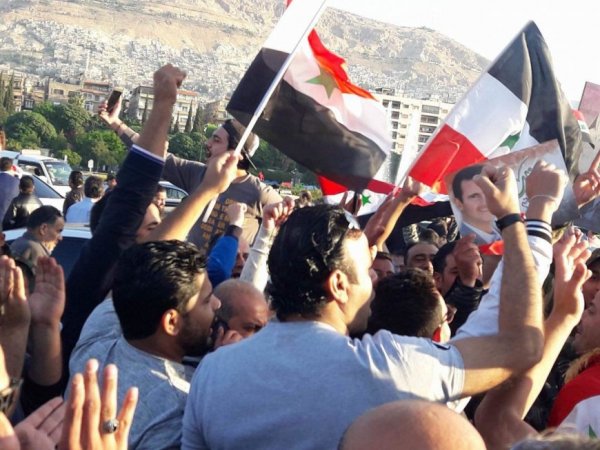 "Мы не боимся". Жители Дамаска после бомбёжки НАТО вышли на митинг в поддержку армии и президента Башара Асада "Мы не боимся". Жители Дамаска после бомбёжки НАТО вышли на митинг в поддержку армии и президента Башара Асада