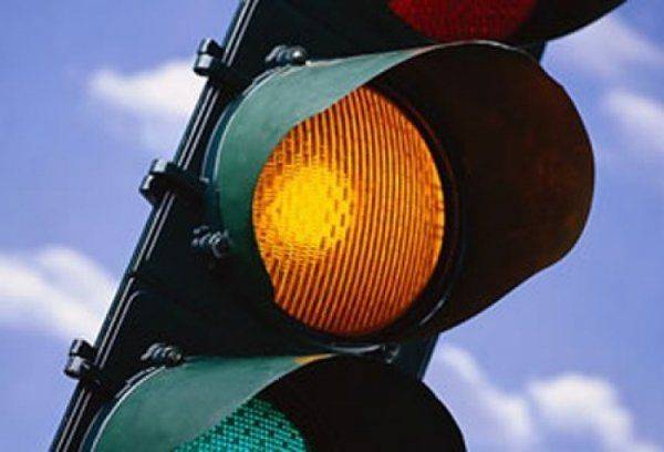 Правительство Украины предлагает отменить желтый цвет на светофорах Правительство Украины предлагает отменить желтый цвет на светофорах