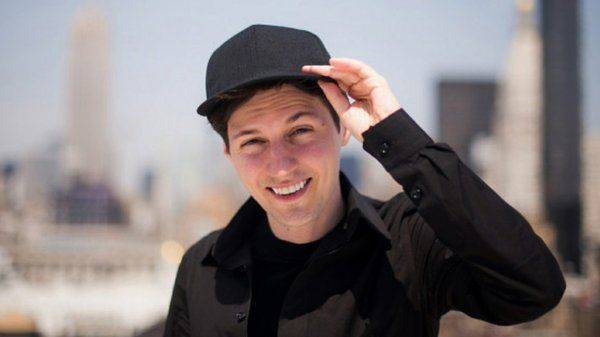 Новая революция против Путина: Павел Дуров с голым торсом на броневике Новая революция против Путина: Павел Дуров с голым торсом на броневике