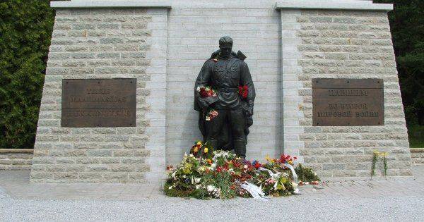 Бронзовый советский солдат в Таллине Бронзовый советский солдат в Таллине