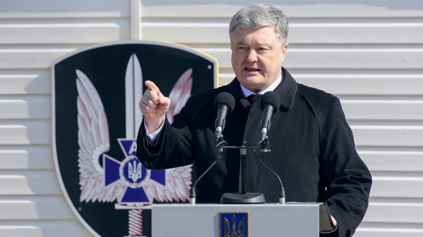 Украинцы требуют импичмента Порошенко на митинге в Киеве Украинцы требуют импичмента Порошенко на митинге в Киеве