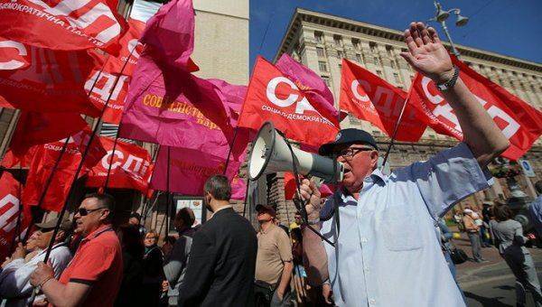 Харьковчане не позволили радикалам сорвать первомайское шествие Харьковчане не позволили радикалам сорвать первомайское шествие