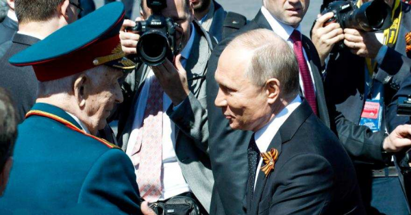 Путин не позволил охране оттеснить ветерана Путин не позволил охране оттеснить ветерана