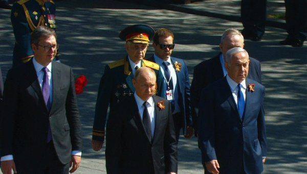 Путин не позволил охране оттеснить ветерана Путин не позволил охране оттеснить ветерана