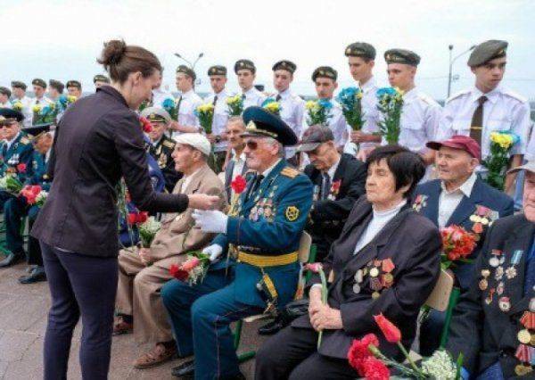 Днепровские патриоты предлагают жечь женщин-ветеранов, которые отстояли свое право возложить цветы к памятнику Победе Днепровские патриоты предлагают жечь женщин-ветеранов, которые отстояли свое право возложить цветы к памятнику Победе