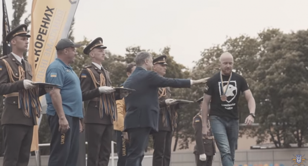 Александр Дудчак: отказ бойца "Азова" пожать руку Порошенко – это пока "цветочки" Александр Дудчак: отказ бойца "Азова" пожать руку Порошенко – это пока "цветочки"