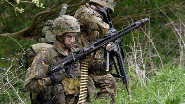 Германия вооружается в страхе перед США Германия вооружается в страхе перед США